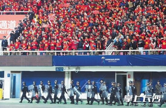 厦门铁警护航球迷远征路:激情与安全同行的完美结合(图1)